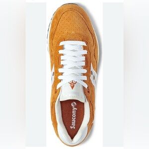 Saucony Shadow 5000 Trainers EU 43 Tan and White Athletic Shoes UNISEX E.U: 39